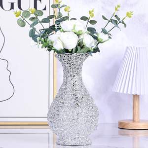 Elegante florero de aluminio pulido con acabado anticorrosión para mostrar flores frescas o artificiales en cualquier entorno - Product Image 3