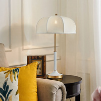 Lampe de décoration intérieure en métal doré pour hôtel Lampe de bureau LED de luxe pour lit de lecture moderne et vintage