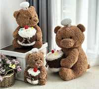 En gros, Nouveau Ours en peluche mignon et doux, assis, tenant un gâteau d'anniversaire, modèle de chef pâtissier marron