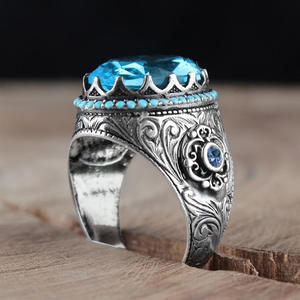 Anillo de Cóctel Plateado para Hombre T0556 con Esmeralda Ovalada en Engaste de Bisel, Joyería Fina para Uso Diario - Product Image 4