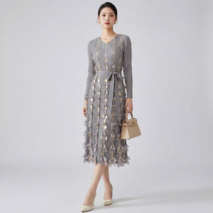 Nouvelle Arrivée 2026 – Robe Élégante Femme Coupe A-Line Taille Naturelle Plissée Froncée Col V Manches Longues Longueur Genou Pétale 3D Écologique - Product Image 2