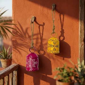 Campana de Metal Hecha a Mano para Colgar en la Pared, Decoración de Estilo Tradicional en Rosa y Amarillo, Decoración Navideña para Interiores - Product Image 4