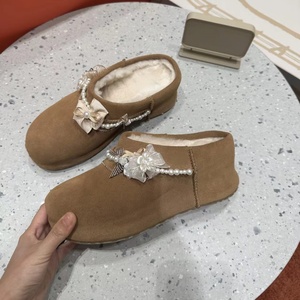 Pantuflas UGG personalizadas para mujer, con suela gruesa y forro de lana, cálidas, antideslizantes, casuales, para invierno. - Product Image 1