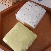 Jouet anti-stress Squish en plastique souple, en forme de bloc de fromage de lait moucheté, à remontée lente, imitation bloc de produits laitiers, carré crème bicolore