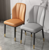 Chaise de salle à manger rembourrée moderne, chaise de salle à manger en cuir simple et luxueuse avec pieds en métal doré pour la maison, le restaurant, l'hôtel