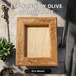 Cornice Fotografica in Legno di Ulivo Personalizzabile ed Ecologica |   Design Inciso con Foglie di Ulivo Greco, Artigianato Saniya - Product Image 2