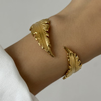 Bracelet manchette large pour femme, plaqué or PVD, avec motifs martelés, vagues, papillons, feuilles, fleurs, nœuds, étoiles de mer, coquillages et symboles d'infini