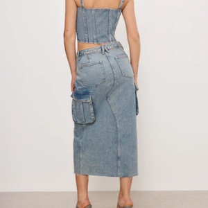 กระโปรงยีนส์เอวสูงสีฟ้าอ่อนคุณภาพสูงสำหรับผู้หญิง ดีไซน์กระเป๋าหลายช่อง ยืดหยุ่น ทันสมัย พร้อมช่องระบายอากาศ - Product Image 4