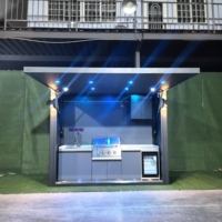 Cuisine extérieure tout temps avec pergola et îlot, barbecue intégré, évier et rangement pour jardin