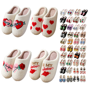 Op maat gemaakte dames warme, zachte, ademende pantoffels met schattig, pluizig kersen- en boze-oog-motief, grote hartvorm, van traagschuim en TPR. - Product Image 3