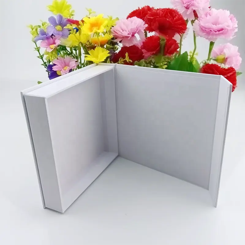กล่องของขวัญเครื่องประดับหรูหราแม่เหล็กกล่องของขวัญแบบฝาปิดทำจากกระดาษแข็งสีขาว