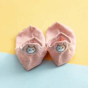 Vente en gros <span class=keywords><strong>de</strong></span> chaussettes courtes brodées avec logo chat mignon chaussettes d'été en coton à coupe basse pour femmes - Product Image 4