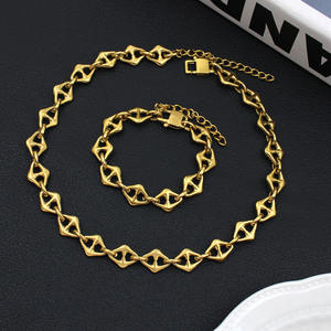 Ensembles de bijoux de mode hip hop personnalisés en gros 18 carats plaqué or en acier inoxydable ensembles de chaîne de nez de cochon lettre bracelet collier femmes - Product Image 3