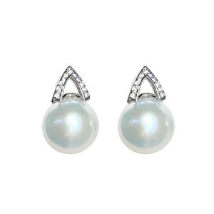 Boucles d'oreilles clous en argent sterling 925 avec perles d'eau douce en forme de V, perles rondes à haute brillance, boucles d'oreilles de luxe pour femmes, vente en gros - Product Image 1