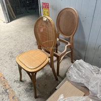 Chaise de salle à manger empilable en bois d'orme massif, dossier et assise en rotin véritable, style contemporain, écologique et durable, pour hôtel et vente en gros