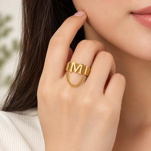 Anillo con letra M de acero inoxidable chapado en oro de 14K al vacío, banda de malla ancha con letra M en relieve y cadena colgante adjunta. - Product Image 5