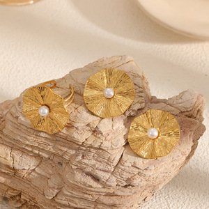 ต่างหูสแตนเลสสตีลประดับมุก ดีไซน์ดอกไม้ สำหรับผู้หญิง สวมใส่ได้ทุกวัน ชุบทอง 18K ลายดอกไม้เรขาคณิต - Product Image 2