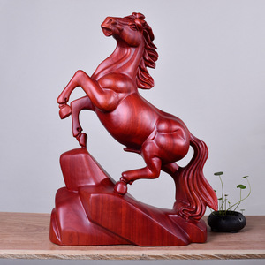 Decoración para el Hogar, Adorno de Caballo Tallado en Madera de Caoba Estilo Art <span class=keywords><strong>Deco</strong></span>, Color Rojo/Negro, Tamaño 15 cm - Product Image 2