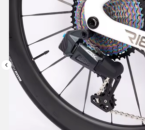 Vélo <span class=keywords><strong>de</strong></span> route aérodynamique en fibre <span class=keywords><strong>de</strong></span> carbone KOZO, vente en gros directe d'usine, 700C, frein à disque hydraulique Shimano 105, léger, 24 vitesses, <span class=keywords><strong>course</strong></span>, OEM - Product Image 3