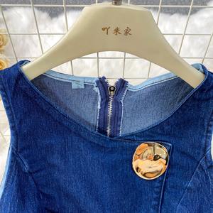 Стильный и шикарный наряд: джинсовый жилет без рукавов с круглым вырезом и металлическими пряжками в сочетании с широкими брюками с высокой талией. - Product Image 4