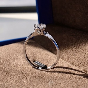 Bague de fiançailles en moissanite très demandée pour les cérémonies de mariage et les occasions spéciales, disponible à un prix abordable - Product Image 4