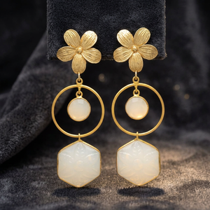 Boucles d'oreilles pendantes ethniques faites à la main en laiton plaqué or avec motif floral et feuille, longues, ornées de pierre de lune, idéales pour un anniversaire - Product Image 3