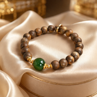 Bracelet de prière artisanal Kynam en perles de bois marron clair, emballage raffiné, idéal pour un cadeau quotidien