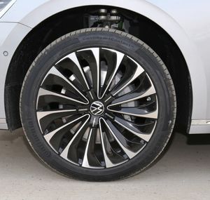 Phideon Auto Usado SAIC 380TSI Edición Premium Sedán 4 Puertas 5 Plazas Caja de Cambios Automática R18 Volante a la Izquierda Cuero Techo Panorámico - Product Image 4