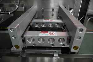 เครื่องบรรจุซอสชีสเชดดาร์ 4 มอเตอร์ แบบแนวนอน บรรจุในซองโดយแพ็ค สำหรับของเหลวและเนื้อครีม บรรจุในซองสำเร็จรูป - Product Image 3