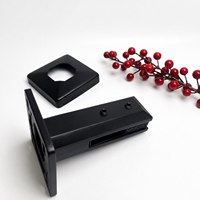 Marche d'escalier extérieure moderne en acier inoxydable 304 noir grainé, avec base réglable en verre texturé de 12 mm et fixation en verre pour marches en forme de coquille.