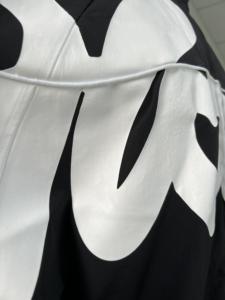 بدلة رياضية رجالية مخصصة بشعار خاص، مصنوعة من النايلون المسامي، مع شرائط جانبية عاكسة للضوء، مناسبة للجري ومقاومة للرياح - Product Image 4