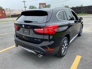 รถยนต์ปี 2020 รุ่น X1 SDrive28i แบบ 4 ประตู SUV พวงมาลัยซ้าย เครื่องยนต์เบนซิน ภายในสีเข้ม เบาะหนัง เกียร์อัตโนมัติ ขับเคลื่อนล้อหน้า ล้อแม็กซ์ R19 หลังคาอะลูมิเนียม ไฟ LED - Product Image 4