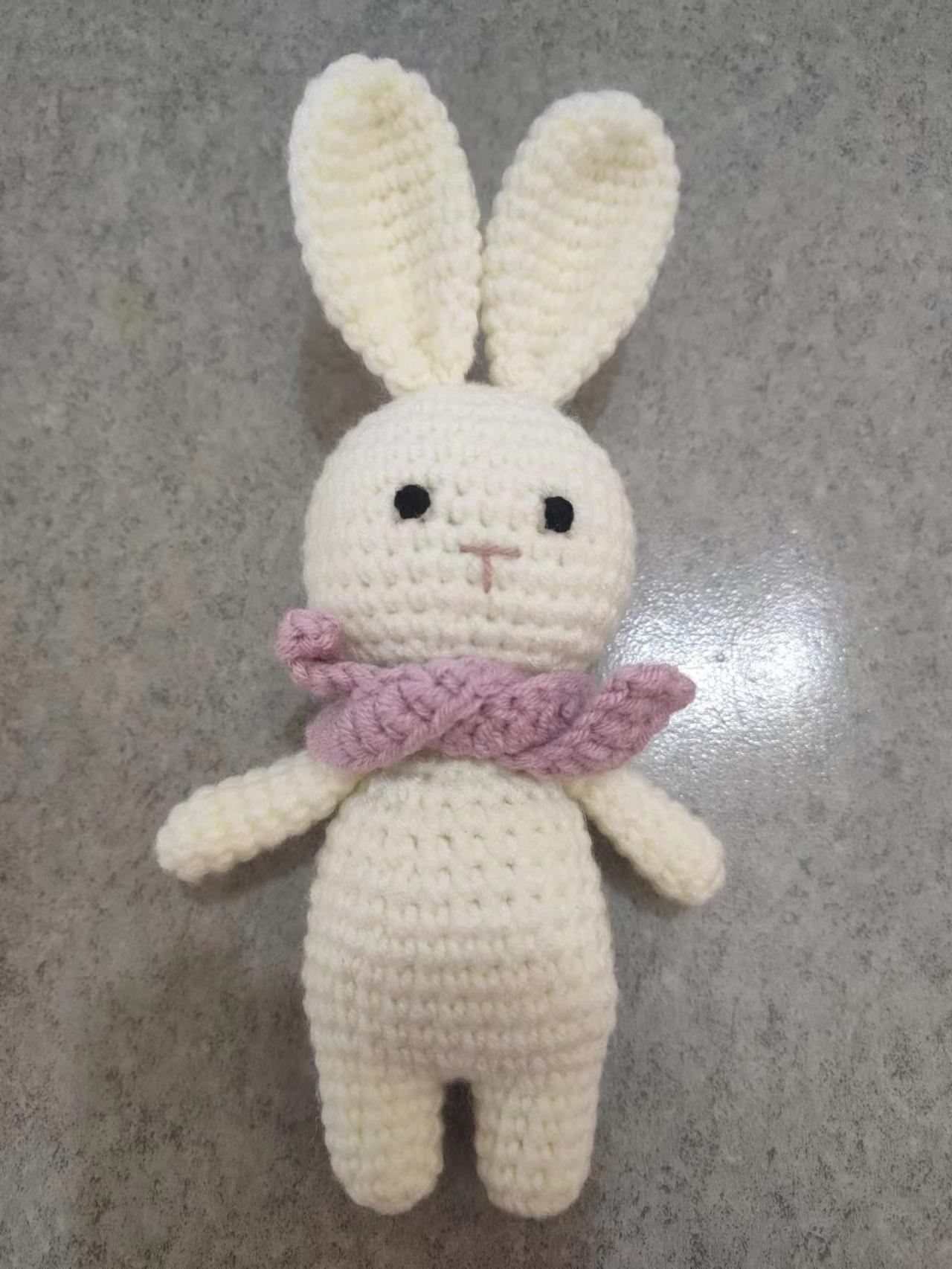 Peluche lapin blanc laiteux avec écharpe