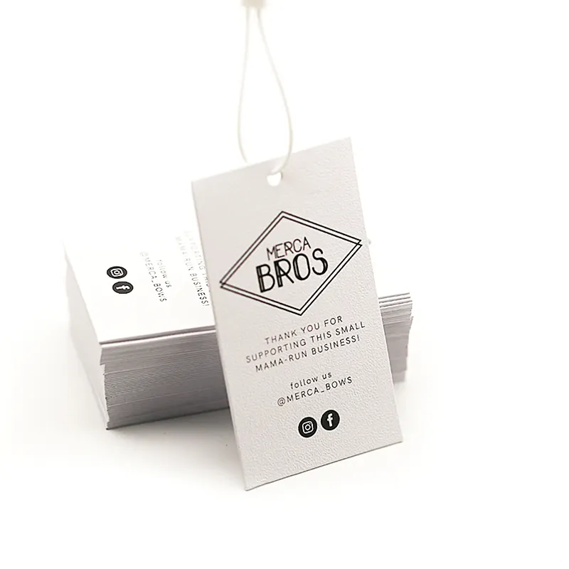 Etiquetas swing de papel recicladas para ropa, logo de diseñador, cadena de lujo impresa, etiquetas oscilantes en relieve personalizadas, etiqueta colgante de pvc para peluca