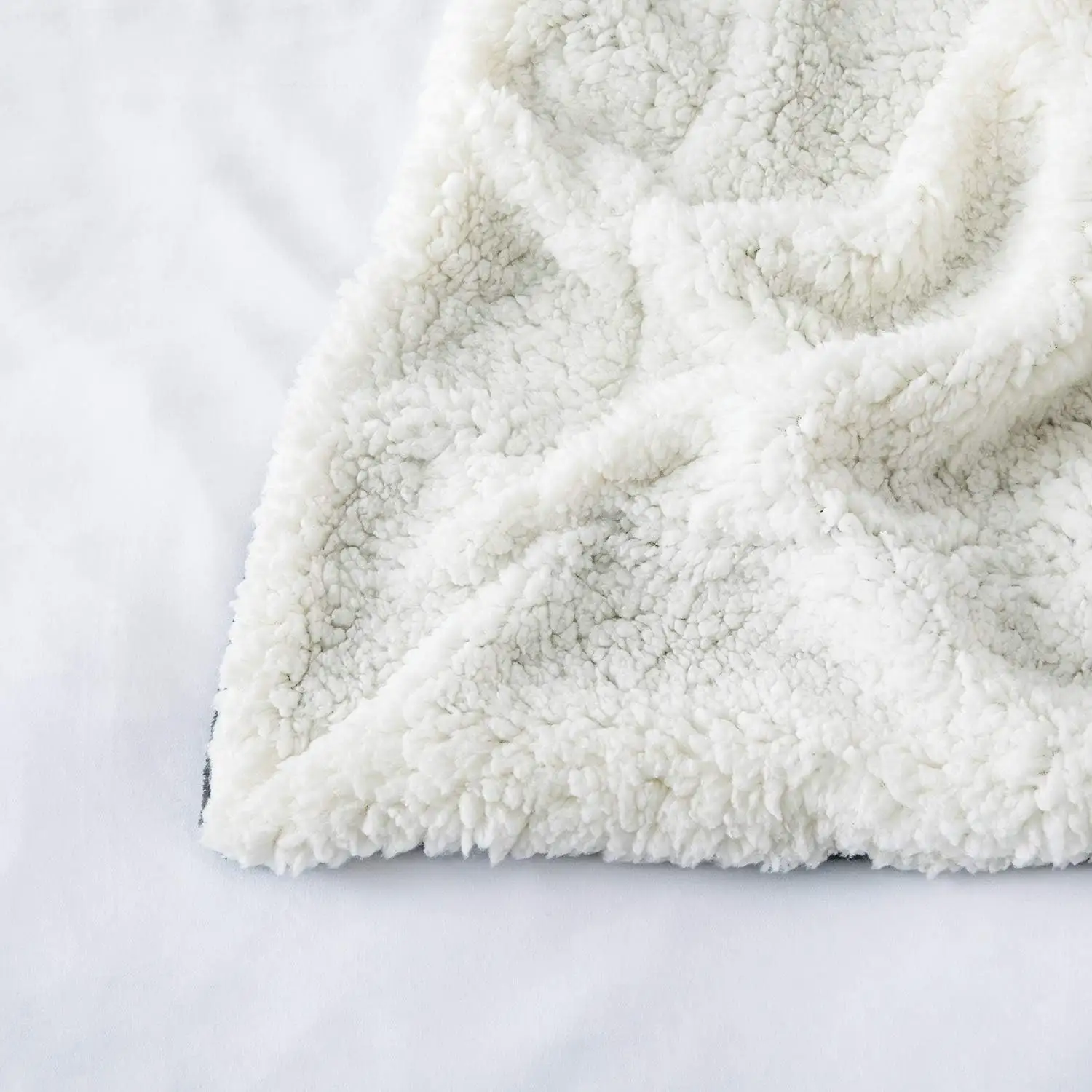 カスタマイズされた厚い暖かいクイーンサイズのぬいぐるみはベッドのためのシェルパ毛布を投げます