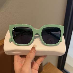 Lunettes de soleil de luxe de haute qualité, pas chères, UV400, avec logo personnalisé, monture carrée large en vert/rose, verres en PC - Product Image 5