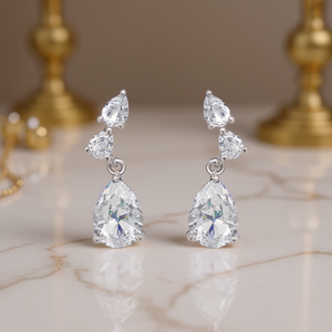 E2497 Orecchini Pendenti in Cristallo Oro Bianco a Goccia con Montatura a Griffe Stile Classico da Donna per Matrimonio - Product Image 2