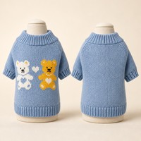 Pull en tricot pour animaux de compagnie en polyester à motif d'ours en forme de cœur bleu clair, doux, confortable et chaud, vêtements d'hiver pour chiens et chats