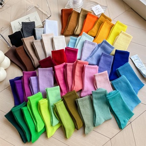 Quentin Bán Buôn Đầy Màu Sắc Vớ Biểu Tượng Tùy Chỉnh Slouch Vớ Cho Phụ Nữ Với Grip Logo Chất Lượng Cao Mới Thời Trang Đồng Bằng Crew Vớ - Product Image 2