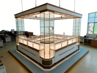 Vitrine de présentation de bijoux personnalisée moderne en acier inoxydable, bois et verre, éclairée par LED, robuste et étanche