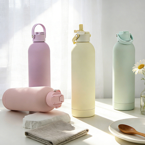 OEM Vacuum Insulated 750ml Sport Water <b>Cup</b> Durable Soft-grip Stainless Steel Bottle with Integrated Handle & Dust-cap Straw Lid - Product Image 1