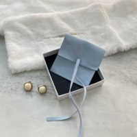 Pochette à bijoux personnalisée en microfibre de daim de luxe, fermeture à rabat à pression, résistante aux rayures, forme carrée pour boucles d'oreilles