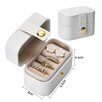 Étui de voyage pour bijoux en cuir PU mini portable prêt à être expédié avec bouton-pression, petite boîte à bijoux de voyage pour bagues et boucles d'oreilles