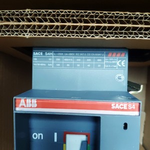 A B SACE <span class=keywords><strong>Isomax</strong></span> S4hp R212/R250 3P Drawout para programación PLC y control industrial - Product Image 3