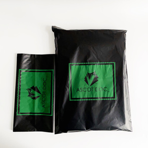 Bolsas de Envío Negras Mate Atractivas - Sobres de Poliéster Impresos en Verde Personalizados para Ropa de Marca en Comercio Electrónico - Product Image 1