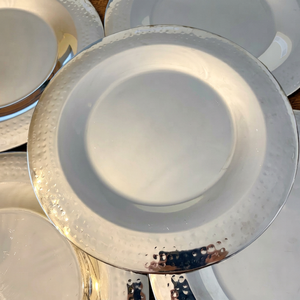 Juego de Platos Base Metálicos Plateados con Borde Martillado, Platos Base de Acero Inoxidable Plateado con Borde Martillado, Platos de Servicio Plateados Pulidos - Product Image 1
