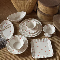 Service de table en céramique de luxe léger, vintage, avec bordure en dentelle gaufrée et perles, assiette à dessert et à gâteau créative en céramique avec nœud