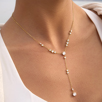 Collier Pendentif Géométrique Éblouissant avec Petits Breloques en Zircon, Esthétique Intemporelle, Bijoux Délicats pour Femme, Vente en Gros TGXL15521