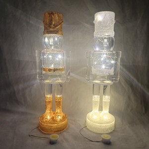 Decoración Navideña de Escritorio al por Mayor, Cascanueces Acrílico con Luz LED, Soldado Navideño - Product Image 1