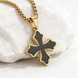 Colgante Religioso Clásico de Cruz de Acero Inoxidable Chapado en Oro Vintage para Mujer con Borde Floral Cepillado - Product Image 6